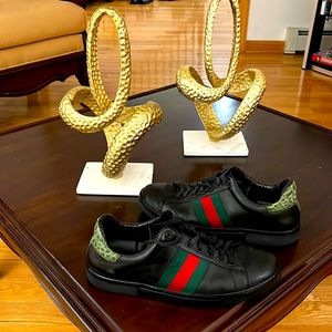 Gucci tennis shoes.size 9 condition 6.5/10. 100% authentic.